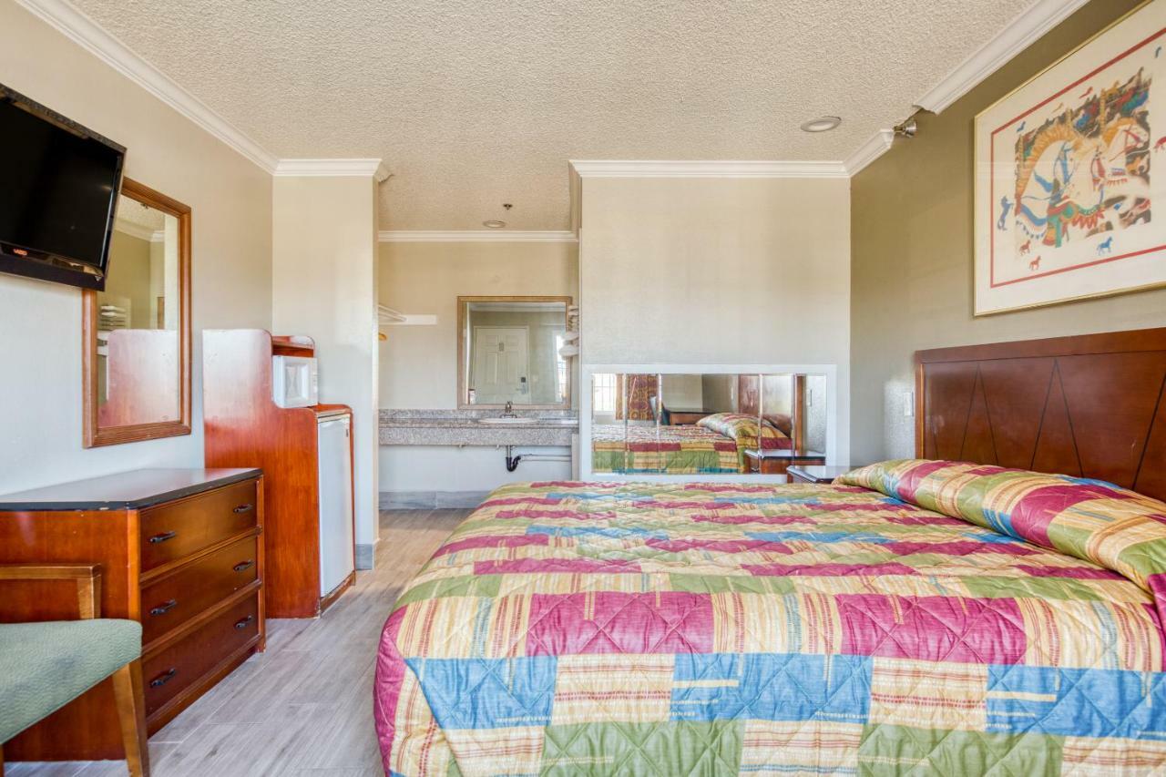Hotel Corona Ca - Hwy 91 Eksteriør billede